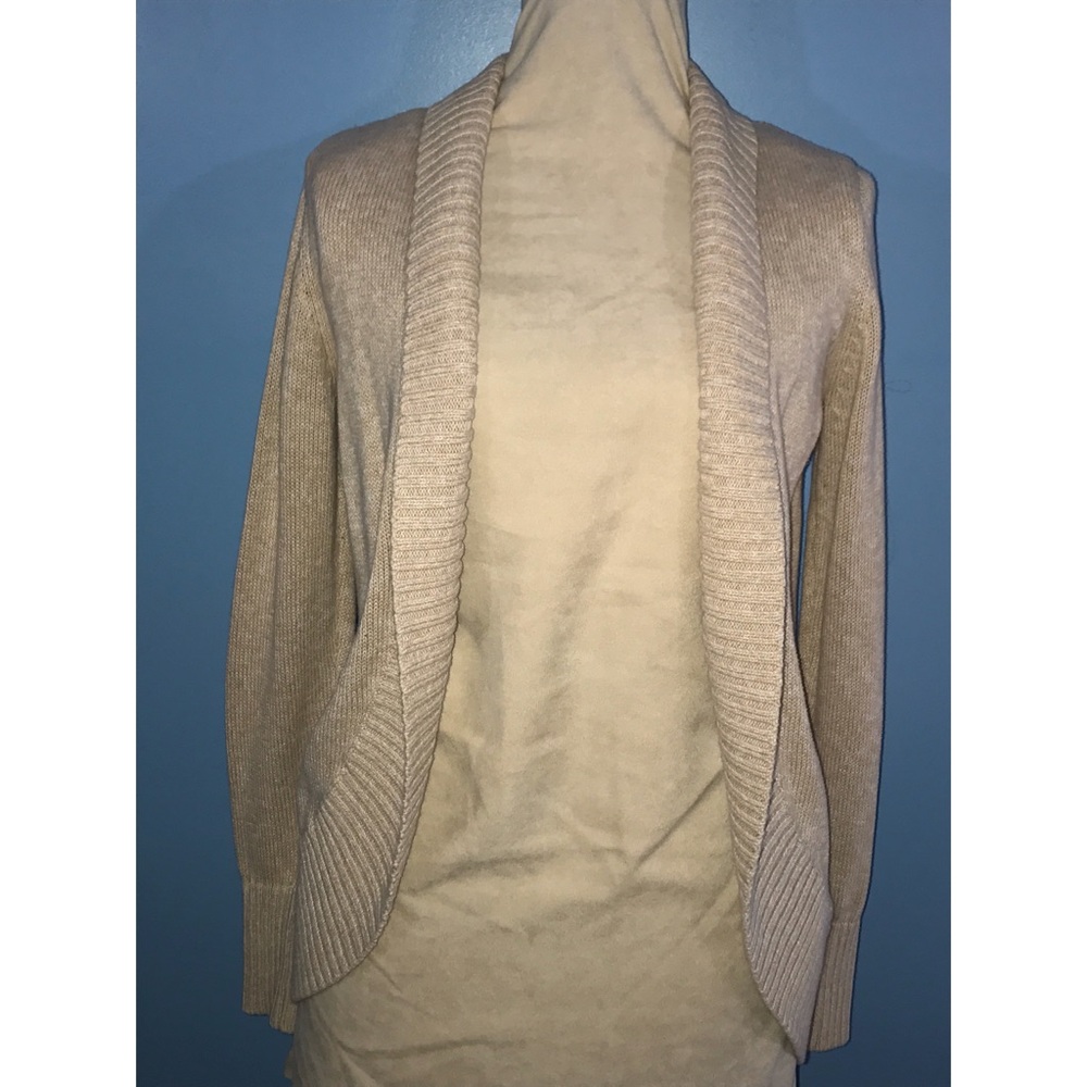 5/$25Cream/tan round bottom sweater size medium